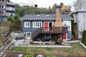 Urban Oasis: Bright Loft with City View Near Ferry Apartments, Seattle