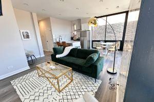 Chic Haven - Modern Amenities, Stylish Decor, WiFi Hotel, Chicago