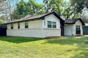 Charming 4-bedroom house with WiFi and AC in enchanting, Houston