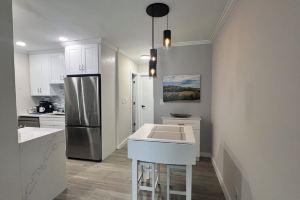 Olde Beach Condo - modern updates, community pool, close to beach Apartments, Naples