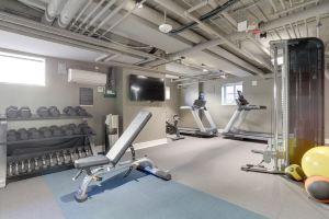 Stylish Apartment with Gym Access - Inviting Comfort and Convenience, Washington