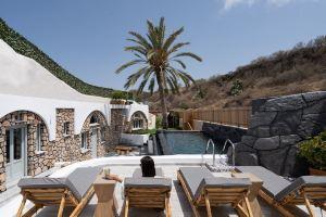 Occhio Villas Santorini, Karterados