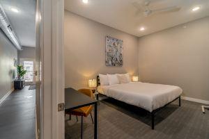 Des Moines Beautiful 2Bd 2BA Downtown Apartment, Des Moines