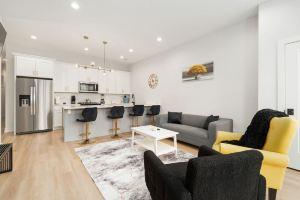 Modern Amenities in Vibrant Neighborhood - Stylish Private Retreat Hotel, Chicago