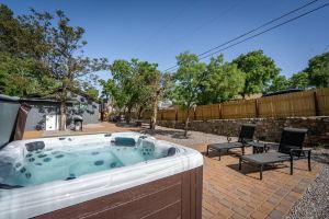 Heated Spa and Resort-Like Backyard - Stunning Retreat, Cottonwood