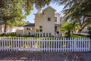 Modern Victorian! Walk Downtown W/Firepit Hotel, Paso Robles