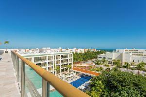 Comfortable 2-Bedroom Condo with AC and Direct Beach Club Entry, Cancun