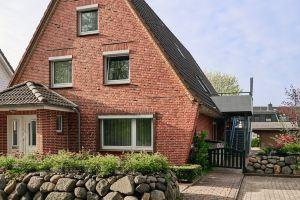 Spacious vacation apartment in a central and quiet location with terrace, Busum