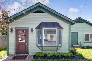 Cozy Bungalow Home in the Heart of Village, Stowe