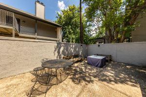Charming Condo with Fireplace and Workspace - Beautiful Retreat Apartments, Austin
