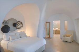 Hommage Suites with Caldera View & Hot tub, Fira