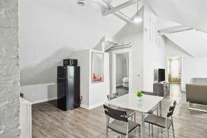 Chic Haven Stylish 2BR Oasis in Lansing detroit Apartments, Windsor