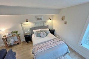 Modern studio with soft tub -Ratcliffe Guest Suite, Duncan