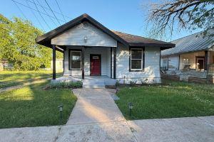3-bedroom house in charming with WiFi, AC. Start your getaway, Waco