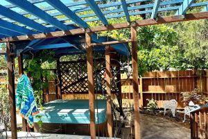 Gorgeous poolside/hot tub suite in wine country, near biking and theatre. Hotel, Medford