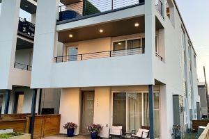 Rooftop + pool table + hot tub near Broncos Stadium! Hotel, Denver