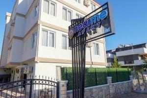 Nearme Apart, Lara