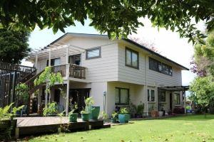 2 seperate sleeping areas, kitchenette & pool. Good for families and groups. Hotel, Tauranga