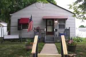 Cozy 2-bedroom bungalow with AC and WiFi in charming, Springfield