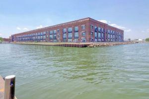 Sparkling clean, family friendly condo right on the water! Cedar Point View! Apartments, Sandusky