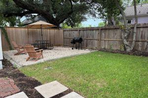 Downtown Gem for Families: Pet-Friendly w/ Yard & Space Hotel, Houston