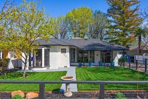 MIDCENTURY MANOR-Hot Tub & 5 Blocks to Town Center Hotel, Paso Robles