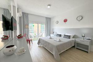 Palmbeach Finikoudes - 1min to beach Hotel, Larnaka