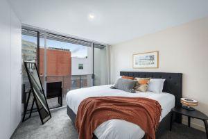 King Bed Living in Heart of the CBD, With Parking Hotel