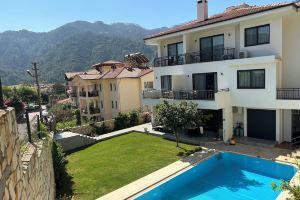 White Suites, Icmeler