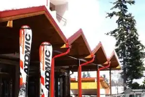 Redenka Lodge, Razlog