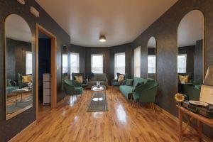 LUXE Vintage Loft, 10min to Downtown, Retro Movie Theatre - 15% Discount Applied Apartments, Chicago