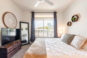 Riverwalk Apt Pool, Gym, King Bed & Free Parking Apartments, San Antonio