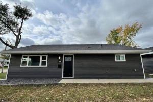Cozy Modern Home with two stall Garage Wi-Fi Apartments, Cedar Rapids