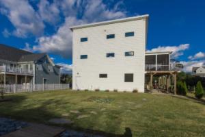 Contemporary home on canal w/elevator, dock, private washer/dryer, central AC Apartments, Virginia Beach