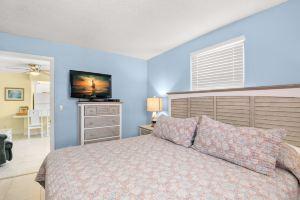 Gulf and Beach Views with Cozy Comfort - Stunning Coastal Retreat Apartments, St Pete Beach