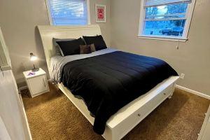 Kadia’s Place-The One Near 380 & Everything Else Hotel, Cedar Rapids