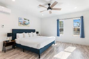 Spacious Fenced Yard and Open Concept Living Area - Inviting Retreat Hotel, Austin