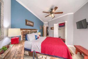 IC 112 Cowboy Corral Hotel, New Braunfels