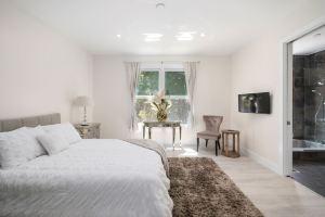 BH (Trousdale) Estate 4BD/5BA, Pool, Spa, Tennis/ basketball Court, Gym & More Hotel, Los Angeles