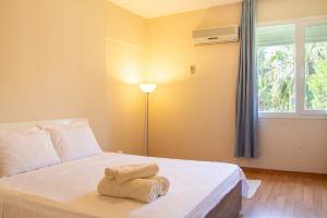 Lovely Flat Near Public Transportation in Apartments, Izmir