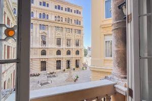 Spacious apartment with free wifi and view of San Francisco Square, Havana