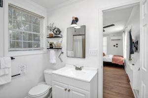 Stylish Tiny Home with Modern Amenities - Charming Chic Hideaway Apartments, Columbia