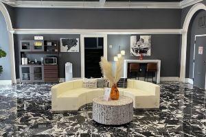 Newly Renovated 2-Bedroom Oasis in the Heart of Midtwn/Downtwn w/theater, Windsor