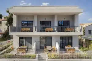 The 8 Suites, Polykhrono