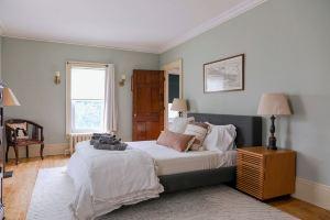 Centrally located, a Beautiful Landmark House for an ideal Family Getaway!, Burlington