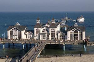 Individual and child-friendly thatched house with private garden, inc bed linen, Ostseebad Baabe