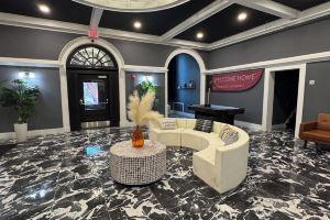 The Peace Palace! Fabulous 2-bedroom apartment, close to downtown Detroit., Windsor
