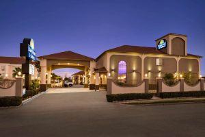 Days Inn & Suites by Wyndham Houston Hobby Airport, Houston