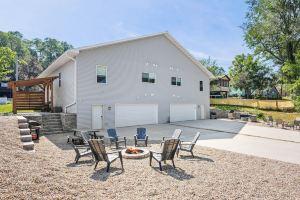 Spacious 6 Bedroom less than 10 min walk to Downtown WI Dells! Sleeps 20+!, Wisconsin Dells