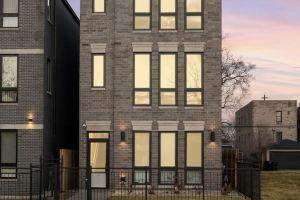 Modern 3BR Stay Near DT CHI Apartments, Chicago